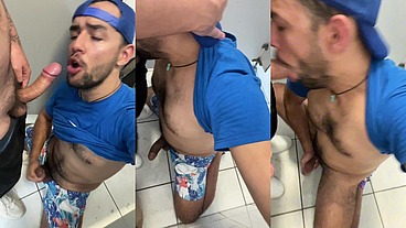 COROA CASADO, ME FODEU NO BANHEIRO DO SUPERMERCADO, MEU RABO JÁ ESTAVA CHEIO DE LEITE, ELE FICOU COM MUITO TESÃO EM BATER O LEITE DE OUTROS MACHOS.