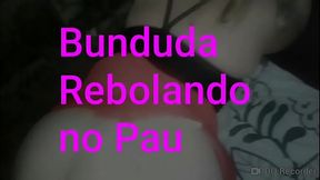 Fui na casa da vizinha pintar a parede, mas a safada deitou no sof&aacute_ e levantou a saia, rebolando sua bunda branca linda no meu cacete