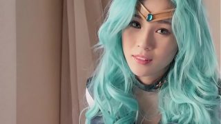 Blauwharige Japanse Sailor Moon Cosplayer die aan het neuken is