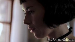 Naughty lesbian Olive Glass seduces thick babe Victoria Voxxx
