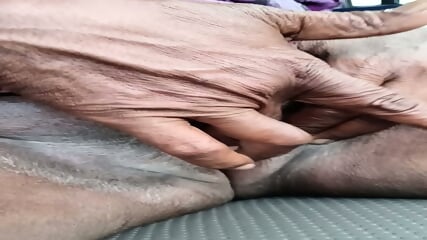 Old png bitch fingering and rubbing in car