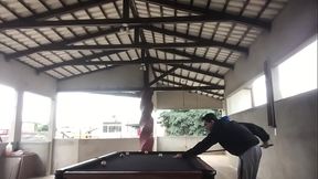 Ensinando a brincar com um taco e com as bolas (Literalmente)