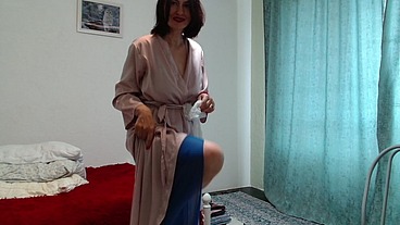 МИЛФА в чулочках засунула себе в киску кружевные трусики и кончила