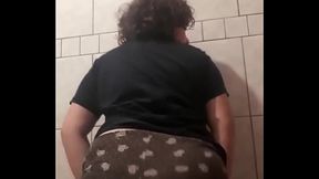 Gordinha rebolando no banheiro
