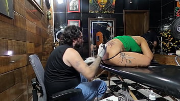 Ela fez uma Tatuagem no Buraco do Cu