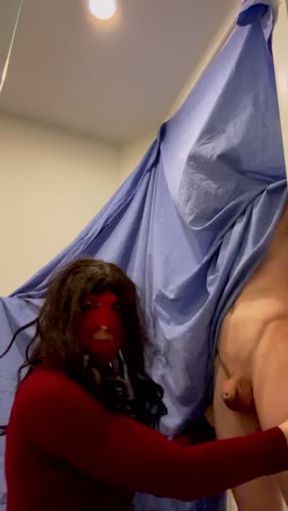 Straight 18 year old freshamn get sucked at gloryhole