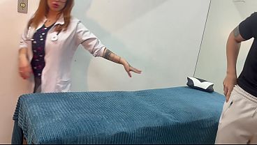 Fisioterapeuta Ruiva Me Deixou Gozar na Cara Porque Estava de TPM