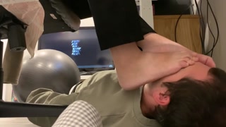 Girlfriend’s stinky feet smelled under desk