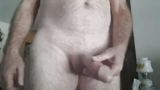 Primo piano di papà americani amatoriali: ragazzi maturi con cazzi enormi che vengono forte e lo ingoiano