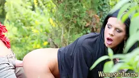 Odd Strapon Les Pissing