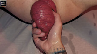 Cặp đôi đồng tính nghiệp dư xăm trổ thích quan hệ tình dục qua đường hậu môn thô bạo và thủ dâm.