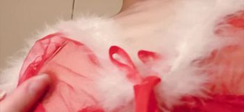 【日本人 素人 個人撮影】スケスケのサンタコスプレから覗く乳首とクリトリスを激しくコリコリ愛撫する、がに股開脚立ちオナニー