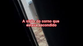 hotwife seduziu o moto uber deixou ele fuder sua buceta e cuzinho enquanto o corno estava escondido. no final marido aparece e pega eles no flagra