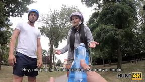 HUNT4K. Morena tiene sus pies adorados por d&oacute_cil BF durante el sexo con extra&ntilde_o