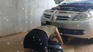 Casada piranha dando a bunda gostosa pra o mecânico