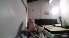 Grote meid die zich klaarmaakt voor haar werk deel 3