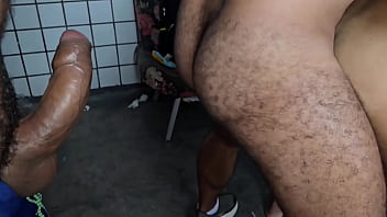 Magrelo submisso levando pica de dois machos no cinema porn&ocirc_.- FULL RED