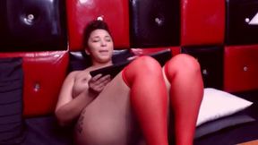 Thick Babe Fingers Her Pussy