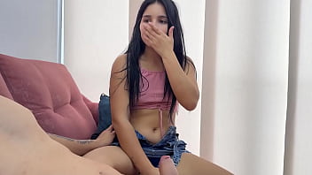 Descubro lo cachondo que es mi hermanastro con una buena mamada.