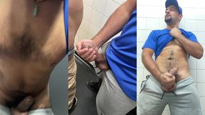 fui no banheiro mijar acabei fodendo com os machos que estavam la.