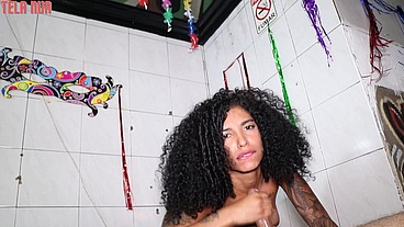 ACONTECE NO BAILE DE CARNAVAL O JAPA NÃO DEU MOLE e FUDEU O CUZINHO DA MORENINHA ARIELLA FERRAZ