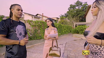 Corretora seduz marido que transa com ela na frente da esposa