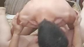 Llegando a casa despu�s de un largo d�a de trabajo, mi esposa sorprende a