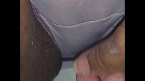 Ebony babe rubs her clit until she squirts