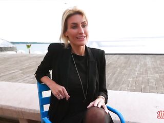 Anouk, an elegant woman, is looking for a well-veined schlong.