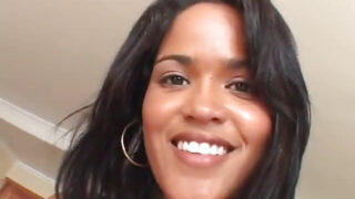 18歳の黒人少女が屋外でアナルファックされ、タイトなお尻をBBCで伸ばされる