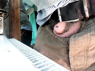 dong peeking throughout