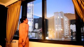 Metiendome el consolador al pie de la torre Colpatria en Bogotá