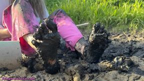 Muddy Feet Heaven - Barefoot in Smelly Mud (HD)