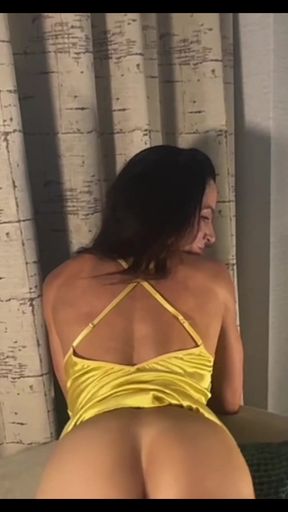 Amateur onlyfan shows off her ass in a private video