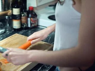 Piper's Kitchen Tips - Cut a Carrot like a Chef!