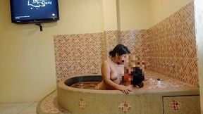 te gustaria ver a tu esposa como disfruta con su amante en el jacuzzi