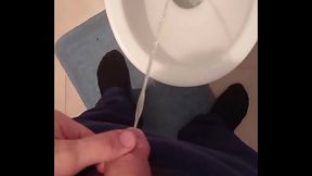 Maduro muestra como orina