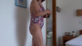 Stepmom trims her hair on the beach then undresses for a solo session
