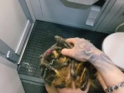 КРАСОТКА ОТСОСАЛА В ТУАЛЕТЕ В ПОЕЗДЕ. КОНЧИЛ В РОТ.