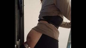 Cdzinha baixinha alargando o bumbum !!