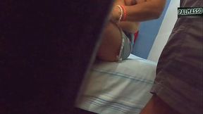 Madura es abordada en la calle por un joven morboso desconocido y es convencida para coger antes de que su marido llegue a casa.