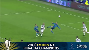 Cristiano metendo bola com tudo na Juventus