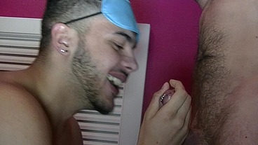 mon pote Redwan baisé son beau perej'ai surprise mon pote Redwan au réveil en...