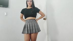 hijastra bien caliente vestida de colegiala le ensena la falda de colegiala a su padrastro y termina acostadose en su cama.