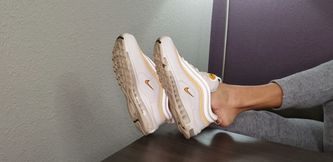 Liss Nike Air Max shoeplay