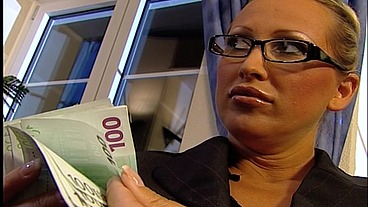 Geschäftspartner gefickt um Deal zu bekommen - Mandy Bright