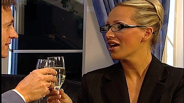 Geschäftspartner gefickt um Deal zu bekommen - Mandy Bright