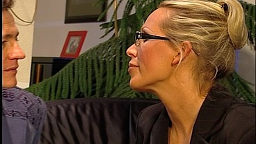 Geschäftspartner gefickt um Deal zu bekommen - Mandy Bright