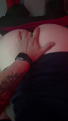 After the gym, a sweaty twink with a big ass savorily swallowed a thick cock