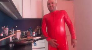 Slave Andreas is making dinner in Latex